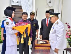 Jelang Pengibaran, Bupati Agam Serahkan Bendera Pusaka Kepada Anggota Paskibraka