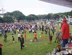 Warga Lubuk Basung Banjiri Festival Panjat Pinang di GOR Rang Agam