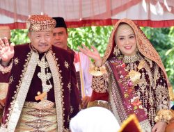 Jadi Pilihan Saat Pawai Alegoris, Bupati dan Istri Kenakan Pakaian Adat Koto Gadang