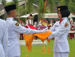 Upacara Penurunan Duplikat Bendera Pusaka Merah Putih di Agam Sukses