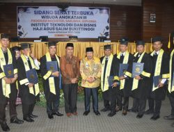 Bupati Agam Hadiri Wisuda Angkatan III ITBHAS Bukittinggi