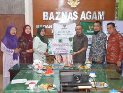 BKMT dan TP PKK Agam Serahkan Bantuan Untuk Korban Bencana Alam