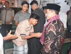 Bupati Agam Salat Subuh Berjamaah dan Berikan Tausiah di Masjid Raya Tiku