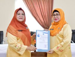 Ketua TP PKK Agam Gelar Rapat Evaluasi- Serahkan Piagam Penghargaan 2021-2024