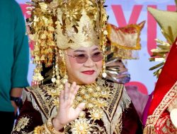 Ketua TP-PKK Agam, Tampil Anggun Dengan Pakaian Adat Palembayan