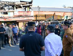 Bupati Agam Salurkan Bantuan Untuk Pedagang Korban Kebakaran Pasar Payakumbuh