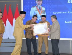 Agam Raih Penghargaan Kabupaten Berkinerja Terbaik Dalam Penerapan SPM 2024