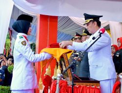 Upacara Penurunan Bendera Merah Putih di Agam Khidmat