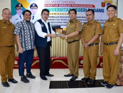 39 Kepala Sekolah dan Guru di Agam Terima Ijazah S2 Dari UNP