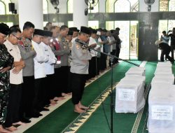 Enam Jenazah Tanpa Identitas Korban Banjir Bandang Salareh Aia Disalatkan di Masjid Agung