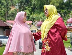 Ketua TP PKK Agam Salurkan Bantuan Logistik Untuk Korban Bencana Sungai Landia