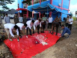 Satpol PP Agam Musnahkan 721 Botol Minuman Beralkohol