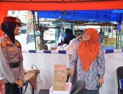 Ketua TP-PKK Agam Tinjau Pos Pengamanan Lebaran, Serahkan Bingkisan Untuk Petugas