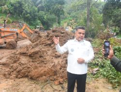 Bupati Benni Warlis Tinjau Lokasi Longsor di Sungai Landia