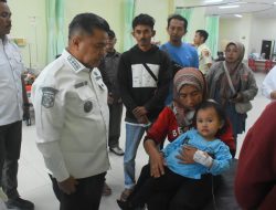 Bupati Agam Tinjau Korban Longsor Sungai Landia di RSAM Bukittinggi, Pastikan Penanganan Optimal Bagi Korban