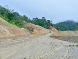 Pembersihan Material Longsor Berlanjut, Wabup Agam Dampingi Andre Rosiade, Tinjau Kondisi Jalan KM82 Koto Mambang -Balingka