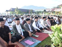 Ribuan Jemaah Padati Lapangan Limo Balai, Bupati Agam Bertindak Sebagai Khatib Idul Adha