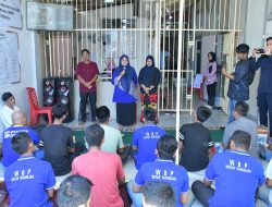 Kunjungi Rutan Maninjau, Ketua TP PKK Agam Berbagi Kebersamaan Dengan Warga Binaan