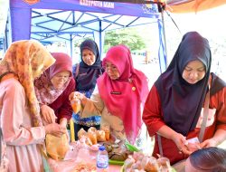 Ketua TP PKK Agam Kunjungi Bazar dan Pasar Murah, Borong Produk UMKM Lokal