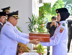 Bupati Agam Serahkan Duplikat Bendera Pusaka Kepada Paskibraka