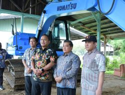 KKP Serahkan Excavator Rp1,46 Miliar, Percepat Rehabilitasi Tambak Perikanan di Agam