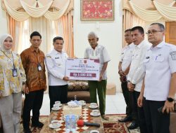 Bupati Agam Salurkan Santunan Untuk 10 Korban Petir dan Longsor