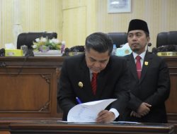 Bupati Agam Hadiri Paripurna, Seluruh Fraksi Setujui Pencabutan Perda Pedoman BUMNag