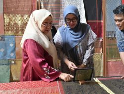 Ketua Dekranasda Agam Kagumi Songket Karya Bernhard Bart, Dorong Pelestarian Tenun Minangkabau