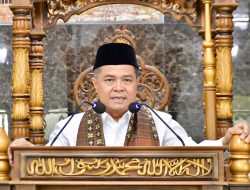 Bupati Agam Jadi Khatib Jumat, Ajak Jemaah Muhasabah Diri di Tengah Berbagai Bencana